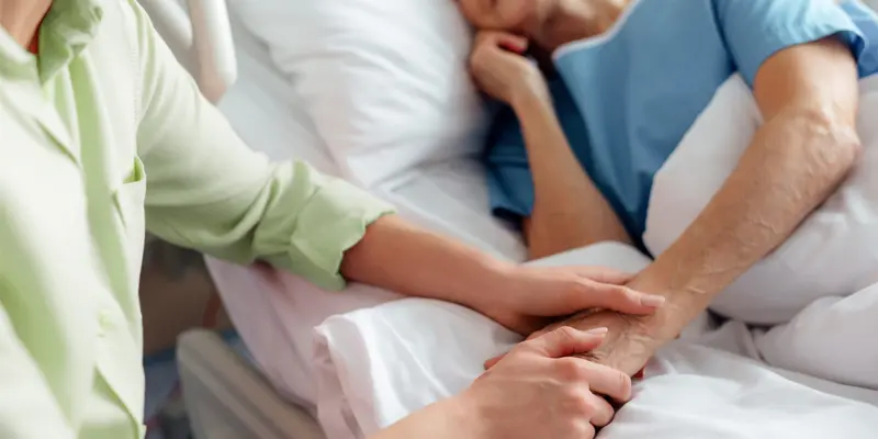 Chăm sóc người bệnh ung thư thanh quản giai đoạn cuối gây nhiều khó chịu