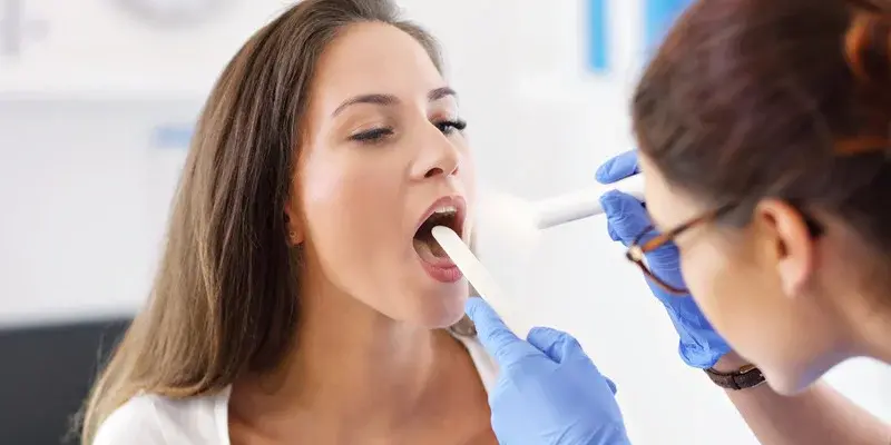 Tiến hành thăm khám và quan sát vòm họng để bước đầu xác định bệnh