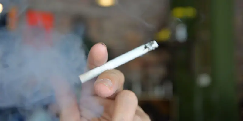 Hút thuốc là yếu tố gây ra ung thư thanh quản