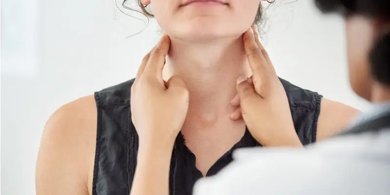 Nổi hạch vùng cổ là dấu hiệu ung thư vòm họng phổ biến