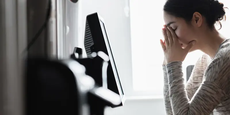 Triệu chứng nhận biết ung thư phổi di căn não thường đau đầu, nôn mửa,...