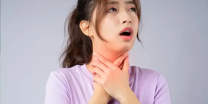 Ho kéo dài cũng là triệu chứng ung thư thanh quản giai đoạn 3