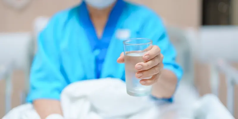 Xạ trị ung thư vòm họng nên uống đủ nước mỗi ngày