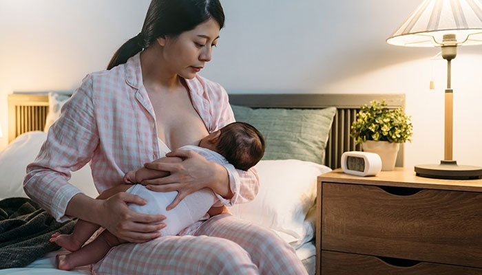 Tư thế này thảo mái cho mẹ,&nbsp;giúp bé ngậm bắt vú dễ dàng