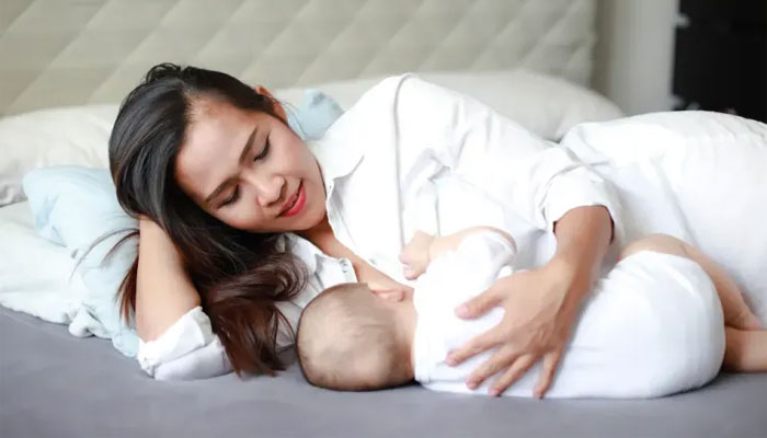 Tư thế phù hợp cho bú ban đêm hoặc sau sinh mổ