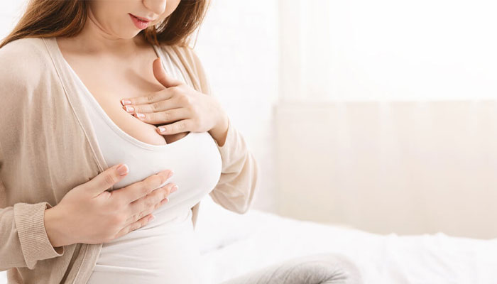 Massage nhẹ nhàng để ngăn tắc tia sữa