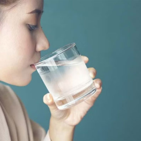 Mẹ cho con bú cần uống bao nhiêu nước mỗi ngày